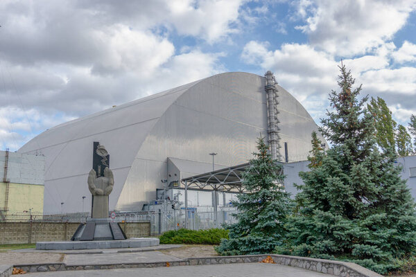 Припять, призрак города. Зона отчуждения Чернобыля. Авария на Чернобыльской АЭС. Последствия аварии. Желтый знак радиации. Опасная территория. Инфекция радиацией
.