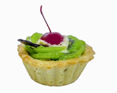 Krem şantili kek, kivi ve kırmızı kiraz beyaz arka planda izole edilmiş.