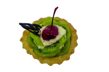 Krem şantili kek, kivi ve kırmızı kiraz beyaz arka planda izole edilmiş.