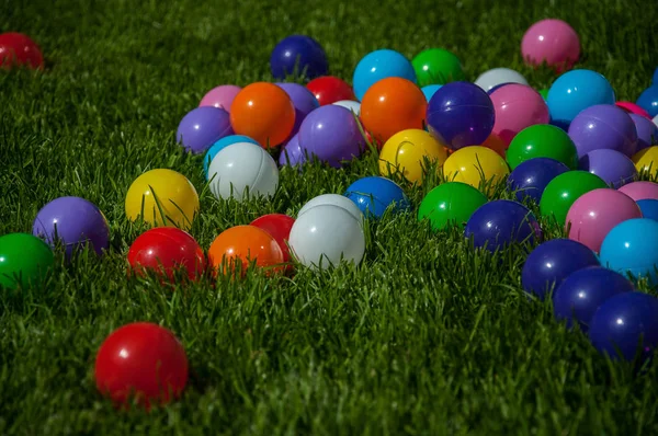 renkli plastik toplar