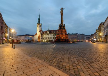Belediye Binası ve Olomouc güneş battıktan sonra Kutsal Trinity sütununda.
