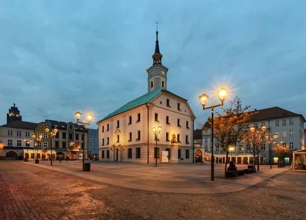 Gliwice pazar meydanında sonbahar town hall ile.
