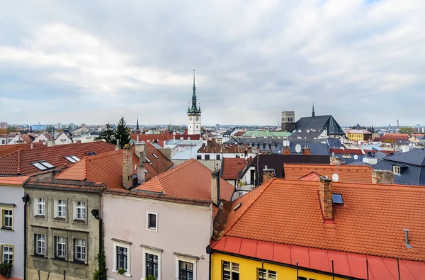 Panorama del horizonte de la ciudad con ayuntamiento en Olomouc , — Foto de Stock