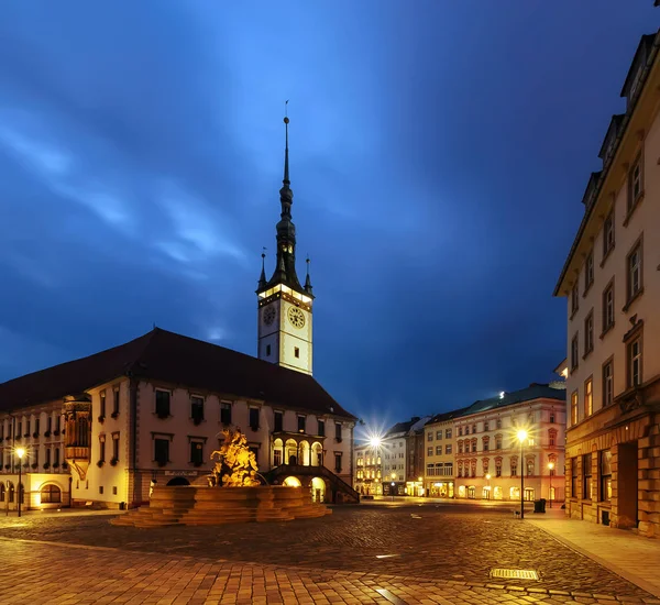 Huvudsakliga kvadratiska Olomouc, på kvällen, Tjeckien — Stockfoto