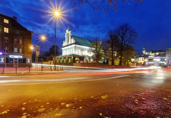 La calle, y la iglesia en Gliwice, por la noche . — Foto de Stock