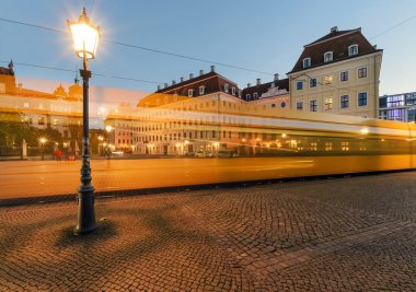 Tramvay yollar ile fener Dresden. Almanya, Europe.