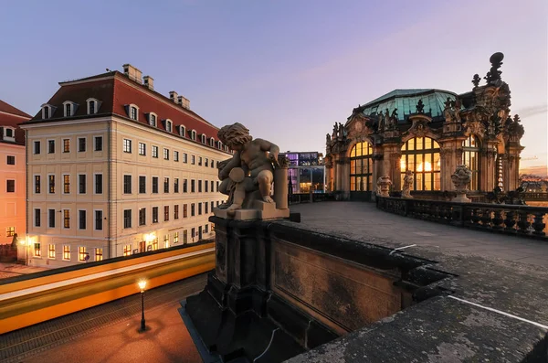 Ev tramvay yollar ile eski şehir Dresden içinde heykel — Stok fotoğraf
