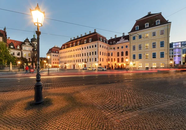 在老城镇德累斯顿在晚上的灯笼。德国 — 图库照片
