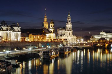Dresden Elbe Nehri mimarisiyle gece görünümü.