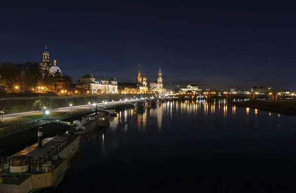 Vue de nuit de l'architecture de la vieille ville de Dresde — Photo