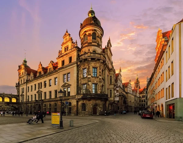 Arquitetura de ruas na cidade velha de Dresden na hora do pôr do sol — Fotografia de Stock