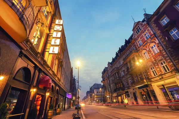 Hotel se nachází na ulici v Gliwice, Polsko — Stock fotografie