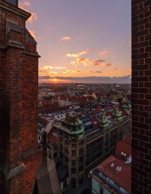 Wroclaw eski şehirde günbatımı sırasında görüntüleyin. Polonya, Avrupa.