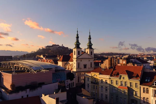 Noche sobre las atracciones de la ciudad de Brno en la República Checa — Foto de Stock