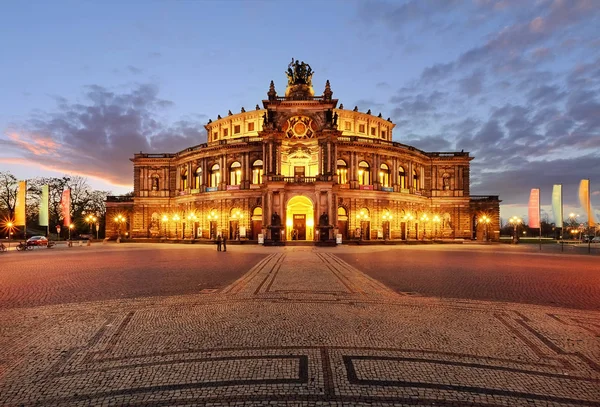 Opera w Dreźnie podczas zachodu słońca. Niemcy. Saksonia. — Zdjęcie stockowe
