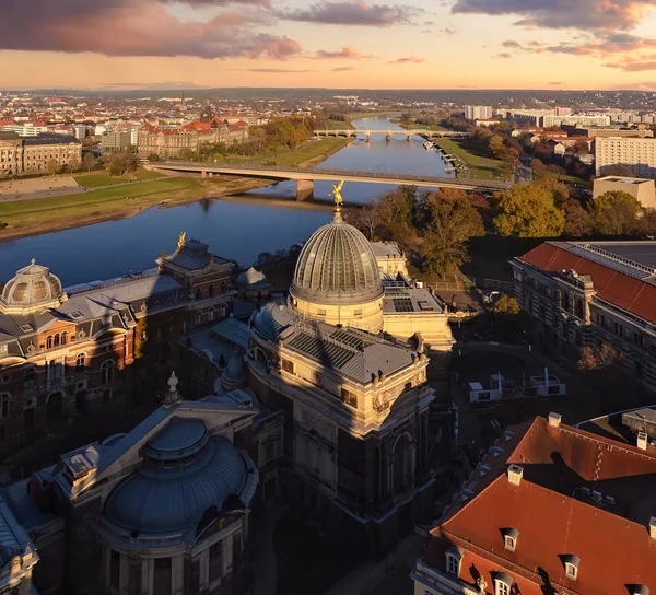 Panorama över Dresden cental del och floden Elbe i solnedgång — Stockfoto