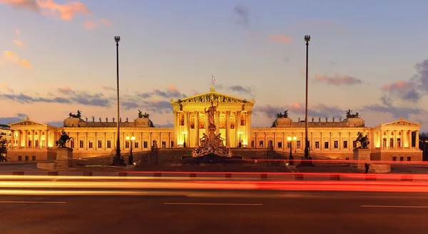 Parlament von Österreich bei Sonnenuntergang, im Zentrum Wiens — Stockfoto