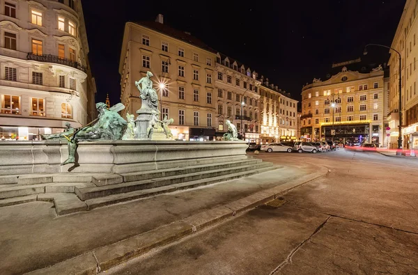 Mooie huizen en standbeelden in centraal deel van Wenen — Stockfoto