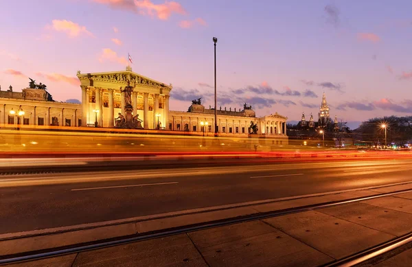 Parlament Austrii w godzinach wieczornych. Wiedeń. Austria. — Zdjęcie stockowe