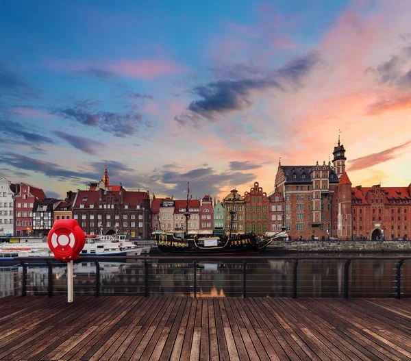 Hintergrund mit Holzböden und Danziger Stadtbild, bei Sonnenuntergang — Stockfoto