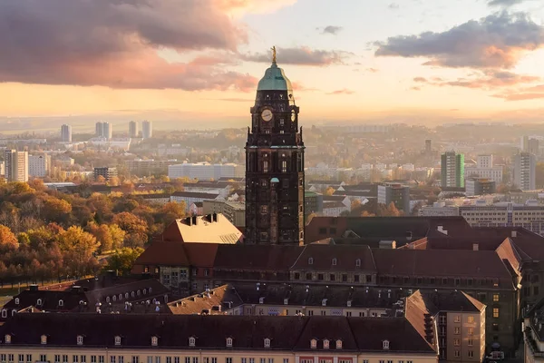 Dresden stadhuis toren in zonsondergang, Duitsland — Stockfoto