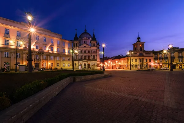 Placu wolności w łodzi po zachodzie słońca. — Zdjęcie stockowe