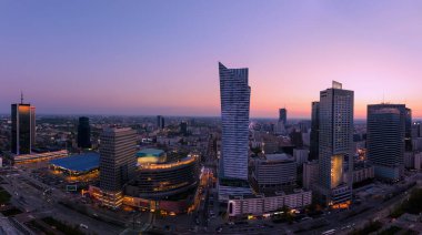 Güneş battıktan sonra modern gökdelen ile Varşova şehir panoraması