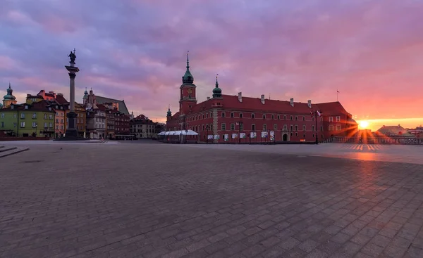 Królewski zamek i stare miasto o wschodzie słońca, Polska — Zdjęcie stockowe