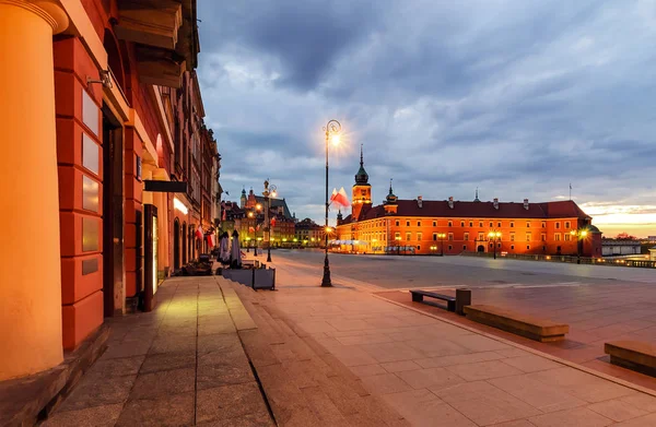 Plaza del castillo por la mañana. Polonia . — Foto de Stock