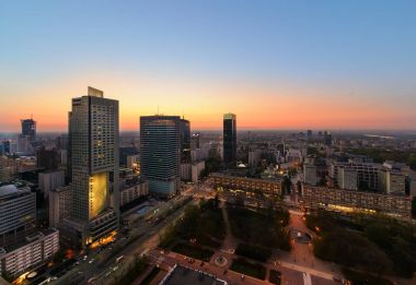 Varşova şehir ile modern gökdelen günbatımı sonra