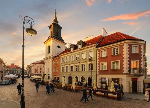 Урожай вулиці та церкви Старого міста Варшави. — стокове фото