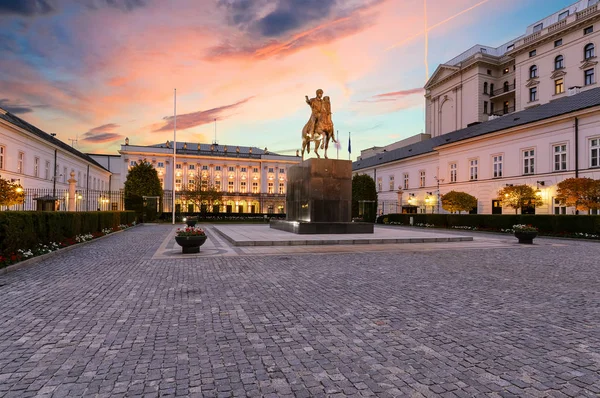 Pomnik na placu w zabytkowej części Warszawy. — Zdjęcie stockowe