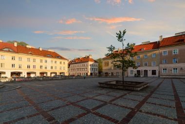 Günbatımı Varşova eski kasabasında Rynek Mariensztacki