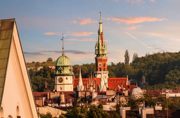 Tak av kyrkorna i solnedgång. Krakow — Stockfoto