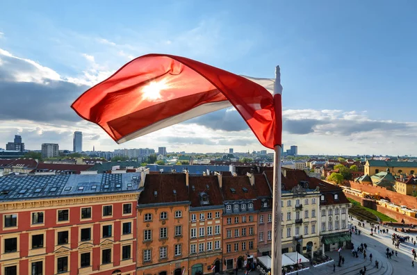 Polska flaga na centrum Warszawy tła — Zdjęcie stockowe