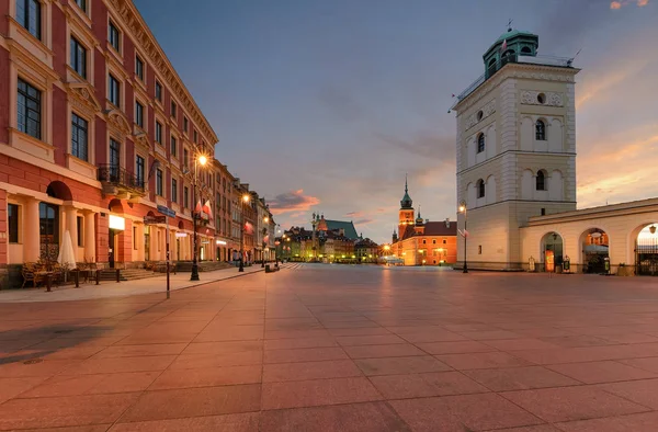 Königsschloss und Altstadtplatz bei Sonnenaufgang in Polen — Stockfoto