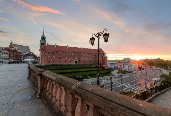 日の出時刻にワルシャワの古い町の高貴な城. — ストック写真