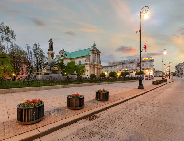 Warszawa kingsroad på kvällen i Polen — Stockfoto