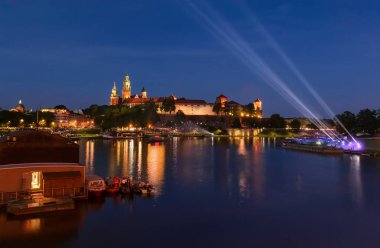 Akşamları, Krakow Wawel tepe üzerinde kale