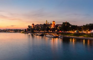 Pembe kırmızı günbatımı, Krakow kalede Wawel hill