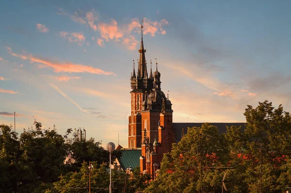 Église de Sainte-Marie sur le fond du ciel dramatique . — Photo