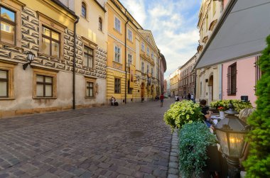 Akşam eski Krakow sokak caffe.
