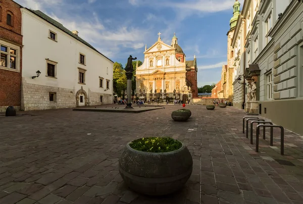 Площадь с памятником и церковью в Кракове, вечером . — стоковое фото