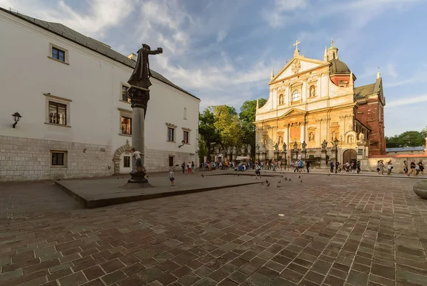 Placu, pomnik i Kościół w Krakowie w godzinach wieczornych — Zdjęcie stockowe
