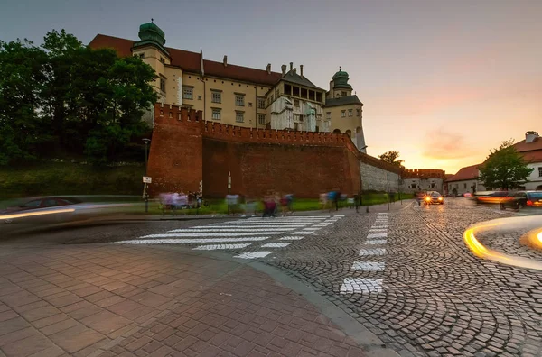 Skrzyżowaniu w pobliżu zamku na Wawelu w Stare Miasto Kraków — Zdjęcie stockowe