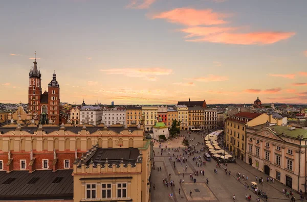 Tržní náměstí na západ slunce, Polsko Krakow. — Stock fotografie