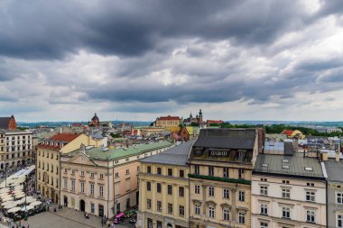 Krakow - kentsel yerlerde dramatik gökyüzü Wawel Kalesi