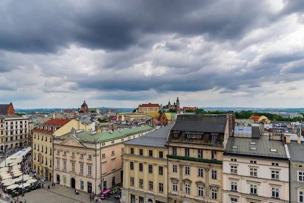 Cracovia - Castillo de Wawel con un cielo dramático en las zonas urbanas — Foto de Stock