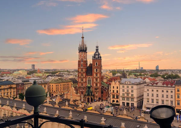 Tržní náměstí po západu slunce, Polsko Krakow. — Stock fotografie