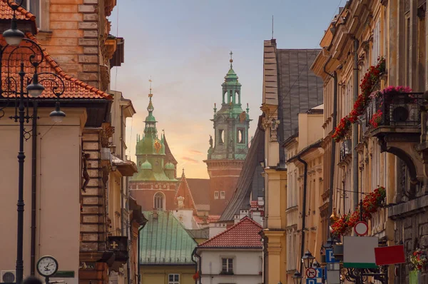 Cracovie - Château de Wawel au coucher du soleil dans les zones urbaines — Photo